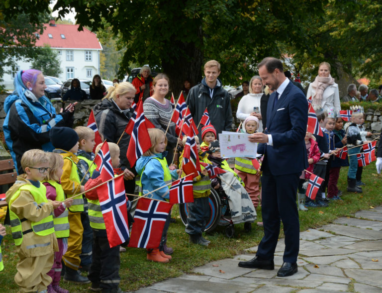 Read more about the article Med flagg og tegninger til kronprinsen